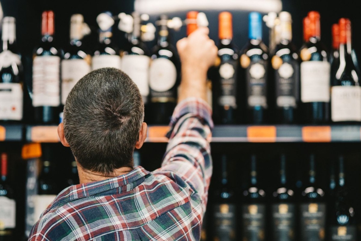 Sklepikarz znalazł lukę. Tak obchodzi zakaz sprzedaży alkoholu nocą w Warszawie