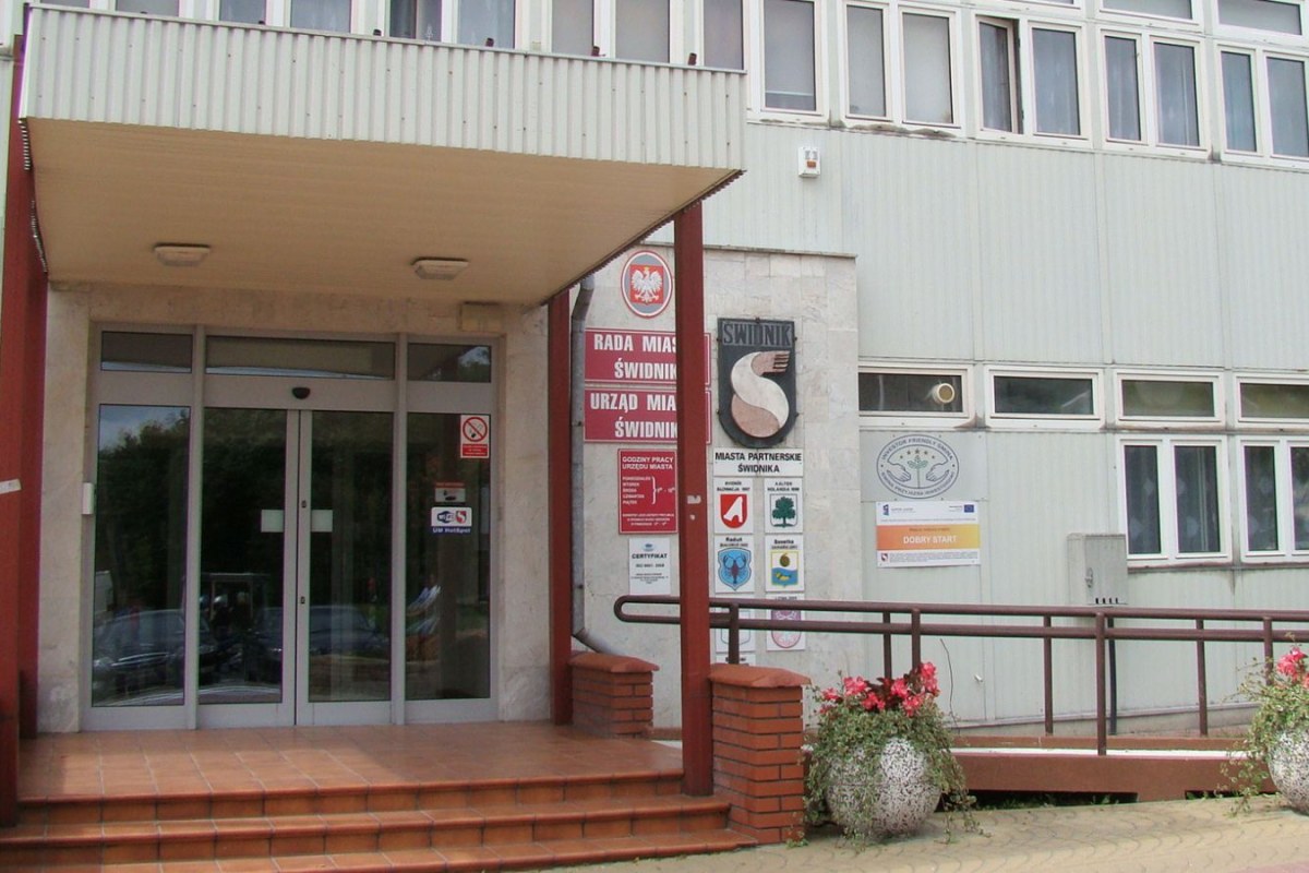 Podwyżki dla samorządowców w 2026 roku a presja płacowa w transporcie