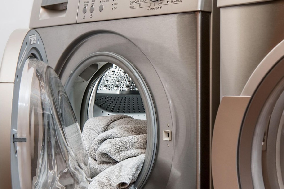 Oszczędności w transporcie: Jak proste zmiany w praniu odzieży roboczej mogą obniżyć koszty floty?