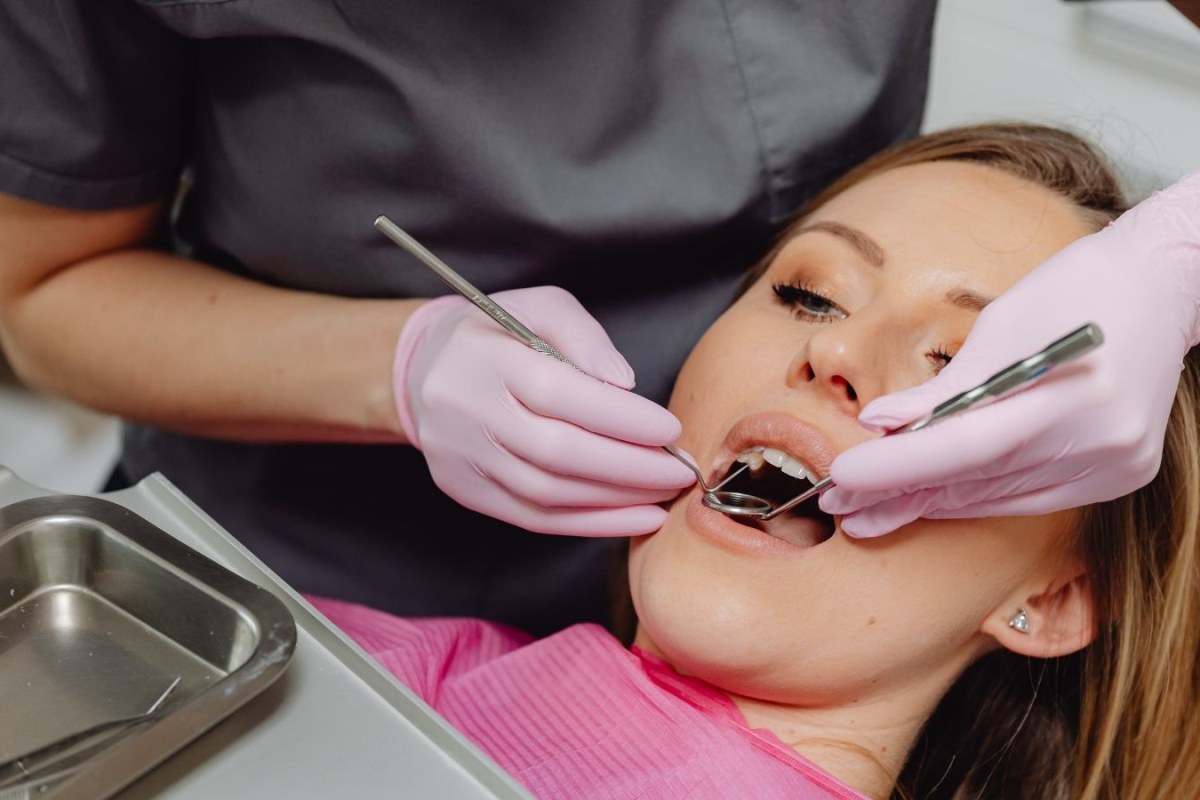 Polscy kierowcy w pułapce turystyki dentystycznej. Tanie leczenie za granicą, ale MSZ ostrzega