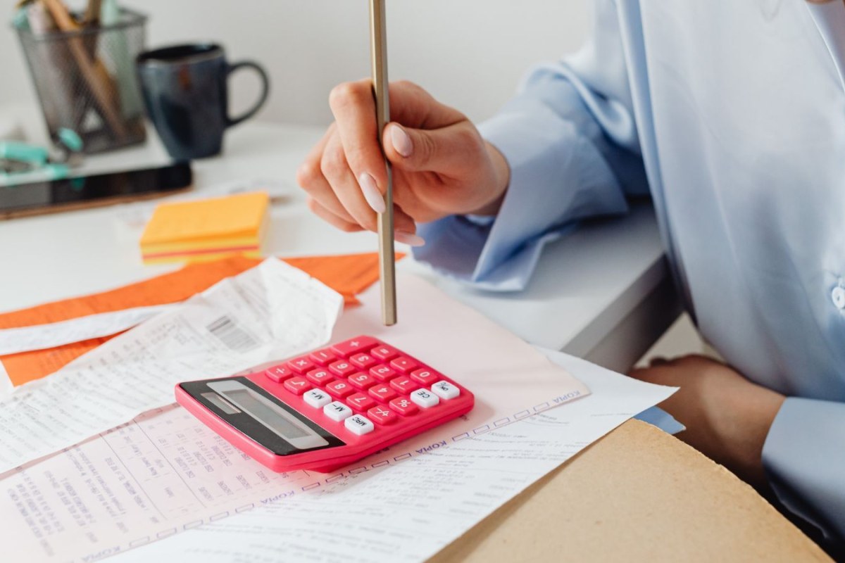 Jak zrozumieć fakturę za prąd w firmie transportowej i obniżyć koszty