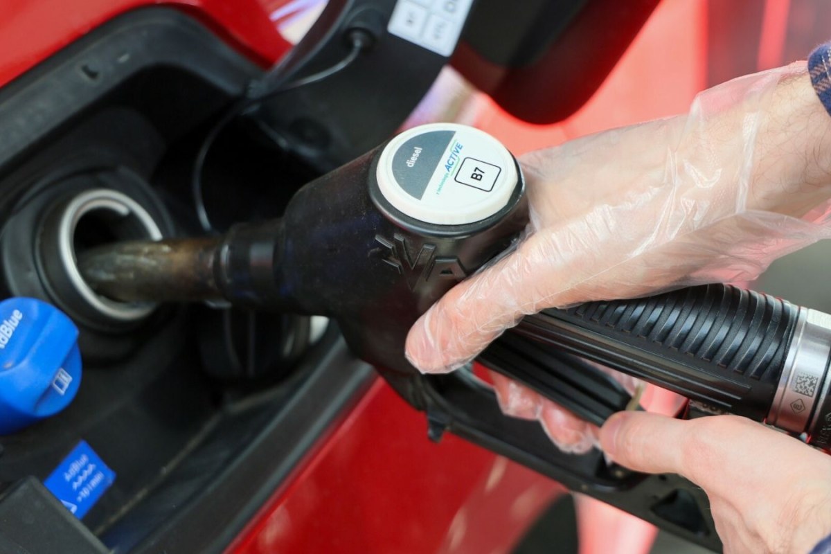 Ceny ropy gwałtownie spadają. Ekspert studzi entuzjazm, Polska pozostaje pod presją