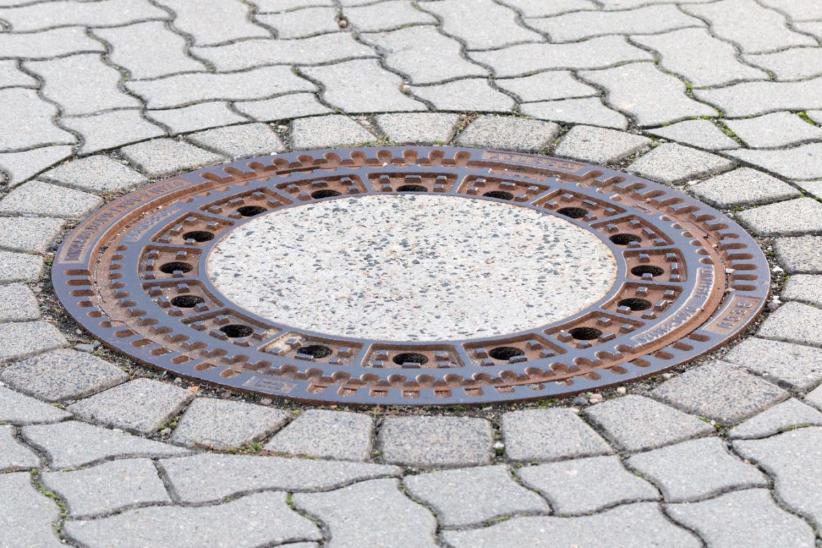 Podatek od deszczu a działalność transportowa: koszty utwardzonych placów manewrowych