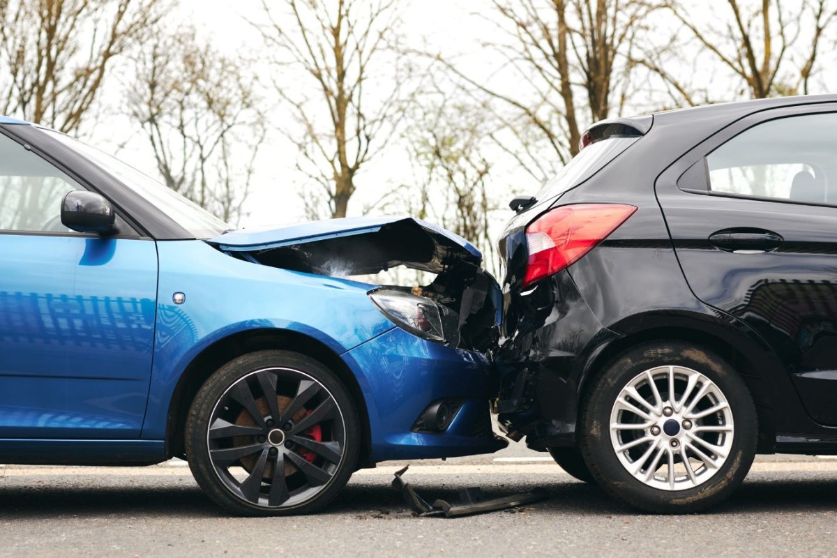Ucieczka sprawcy kolizji: Jak zabezpieczyć odszkodowanie w transporcie?